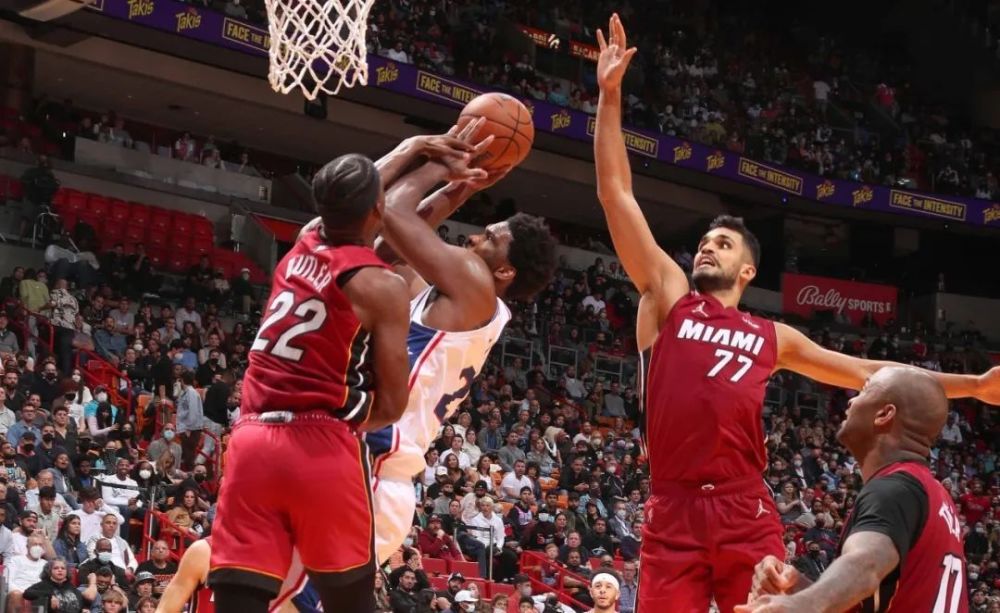  恩比德复出76人终结连败  