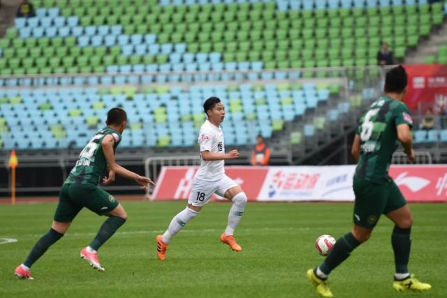  斯图加特新援闪耀首秀，帽子戏法助球队大胜告捷