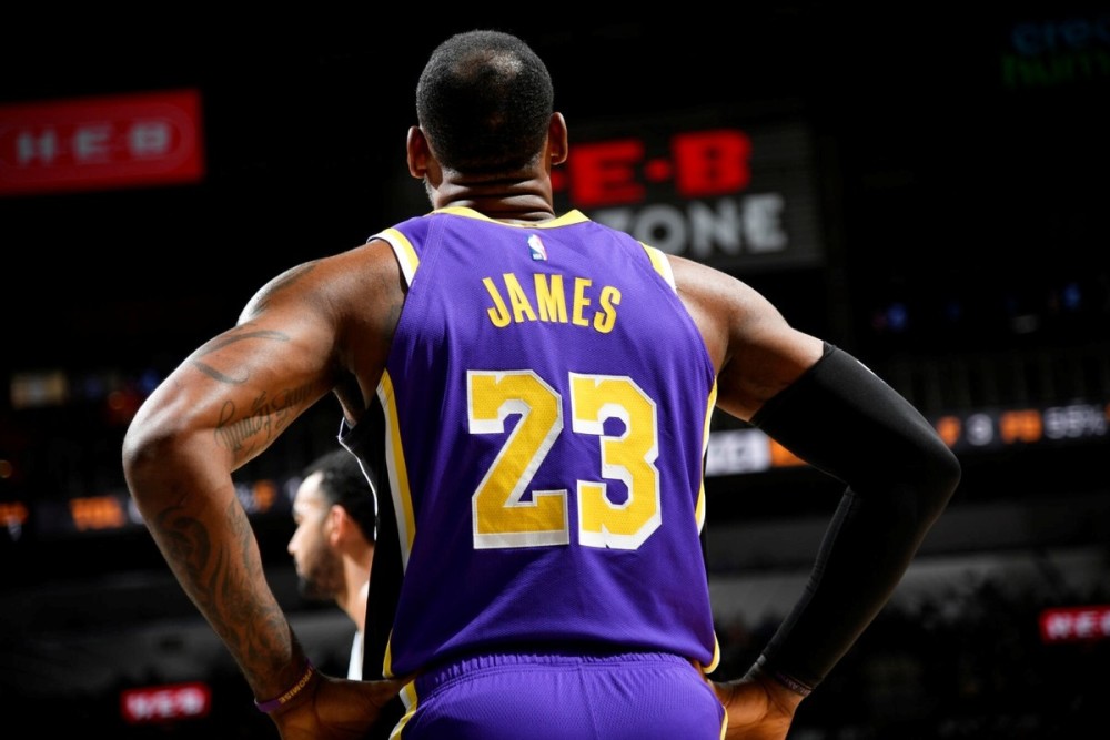  詹姆斯三双助力湖人逆转，西部榜首之争白热化