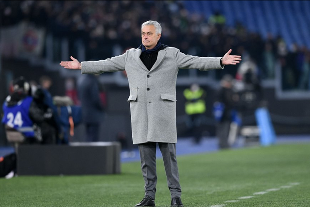  罗马主场遭遇黑色三分钟，穆里尼奥变阵收奇效