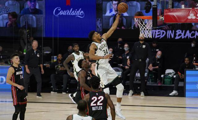  字母哥狂揽二十六篮板创生涯纪录雄鹿轻取尼克斯